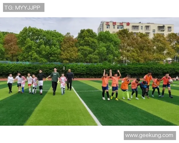 足球明星亲临校园与孩子们共踢足球传递运动热情与团队精神