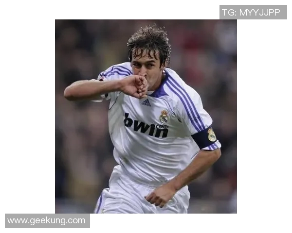 足球明星背影高清头像展现运动魅力与个性风采的完美结合